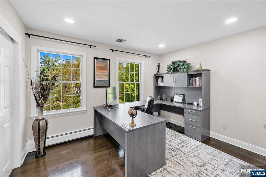 5 Bedroom Single Family Home/House's Image 29