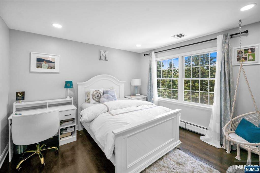5 Bedroom Single Family Home/House's Image 32