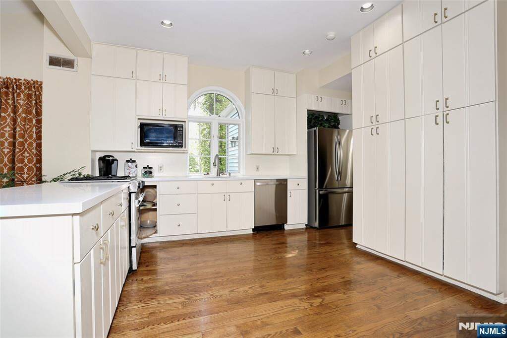 7 Bedroom Single Family Home/House's Image 10