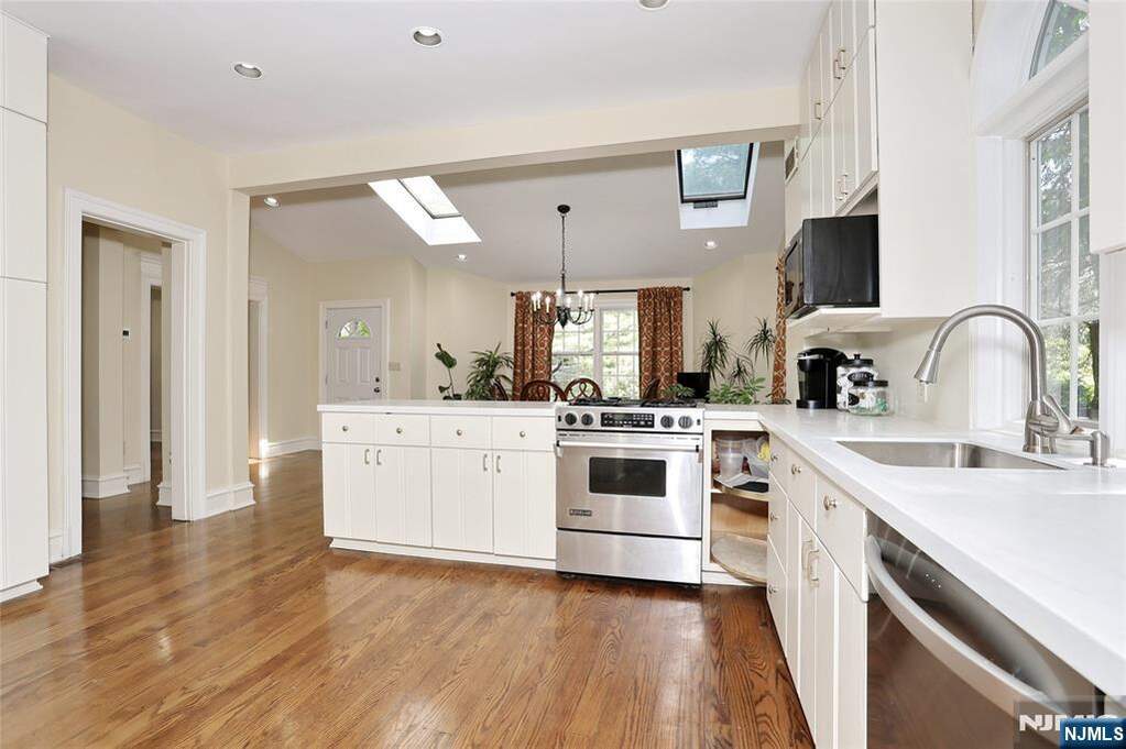 7 Bedroom Single Family Home/House's Image 12