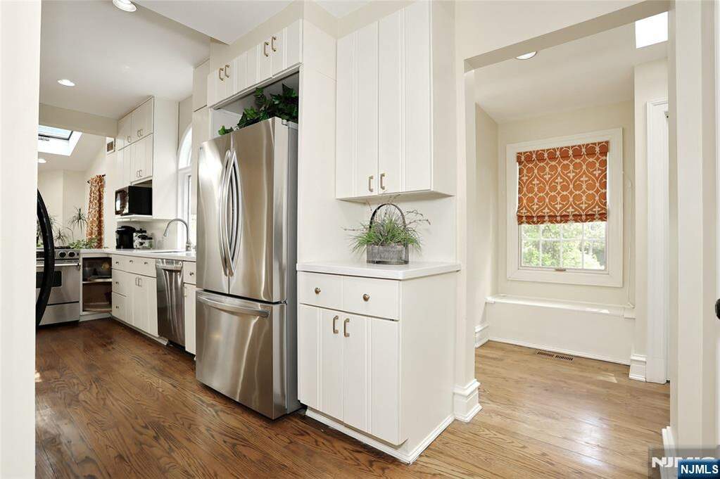 7 Bedroom Single Family Home/House's Image 13
