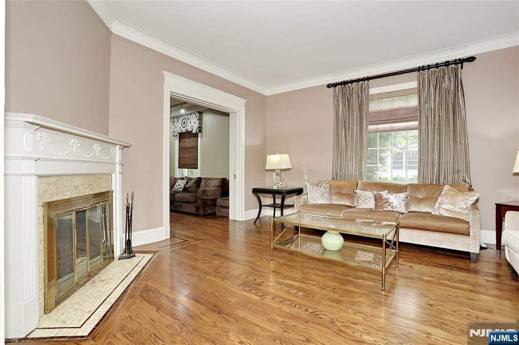 7 Bedroom Single Family Home/House's Image 20