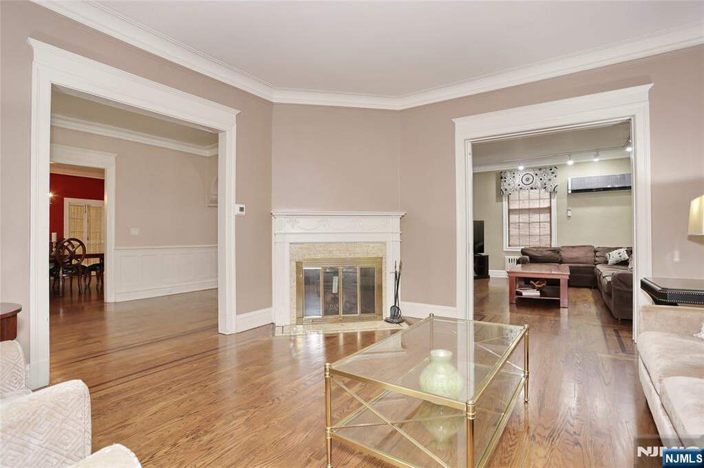 7 Bedroom Single Family Home/House's Image 21
