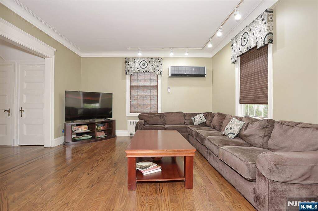 7 Bedroom Single Family Home/House's Image 22