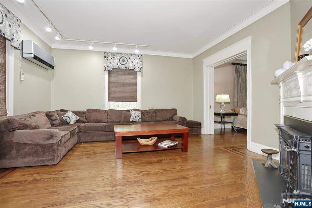 7 Bedroom Single Family Home/House's Image 23