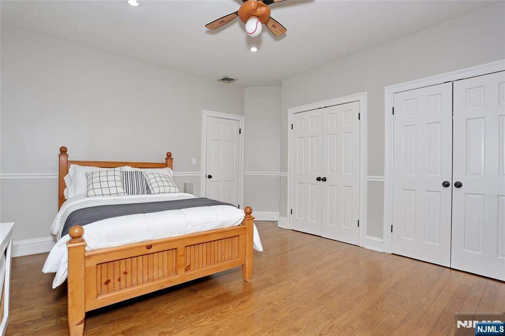 7 Bedroom Single Family Home/House's Image 30