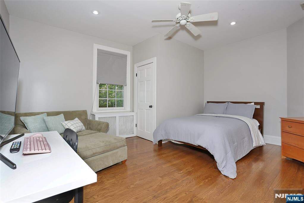 7 Bedroom Single Family Home/House's Image 31