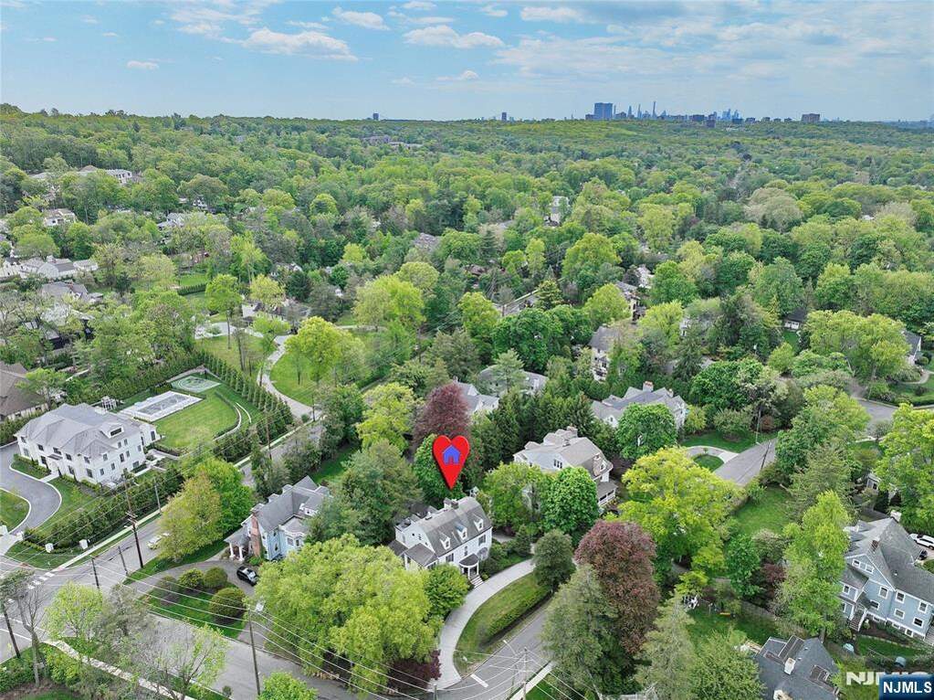 7 Bedroom Single Family Home/House's Image 44