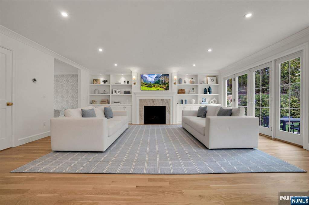 5 Bedroom Single Family Home/House's Image 11
