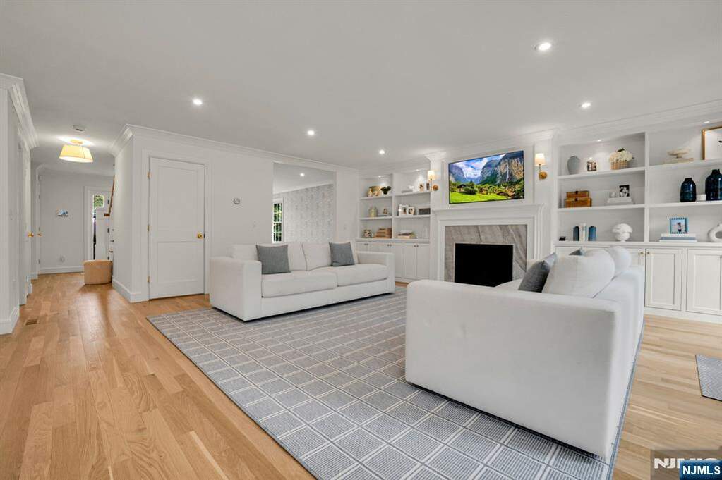 5 Bedroom Single Family Home/House's Image 12