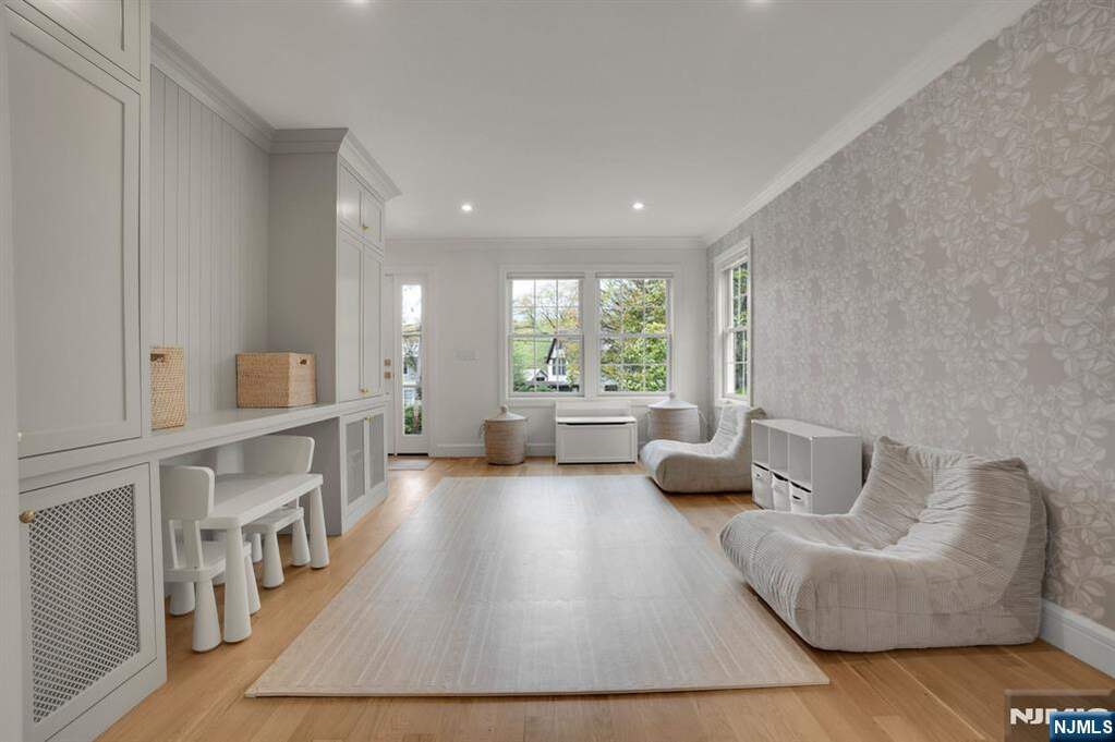 5 Bedroom Single Family Home/House's Image 18