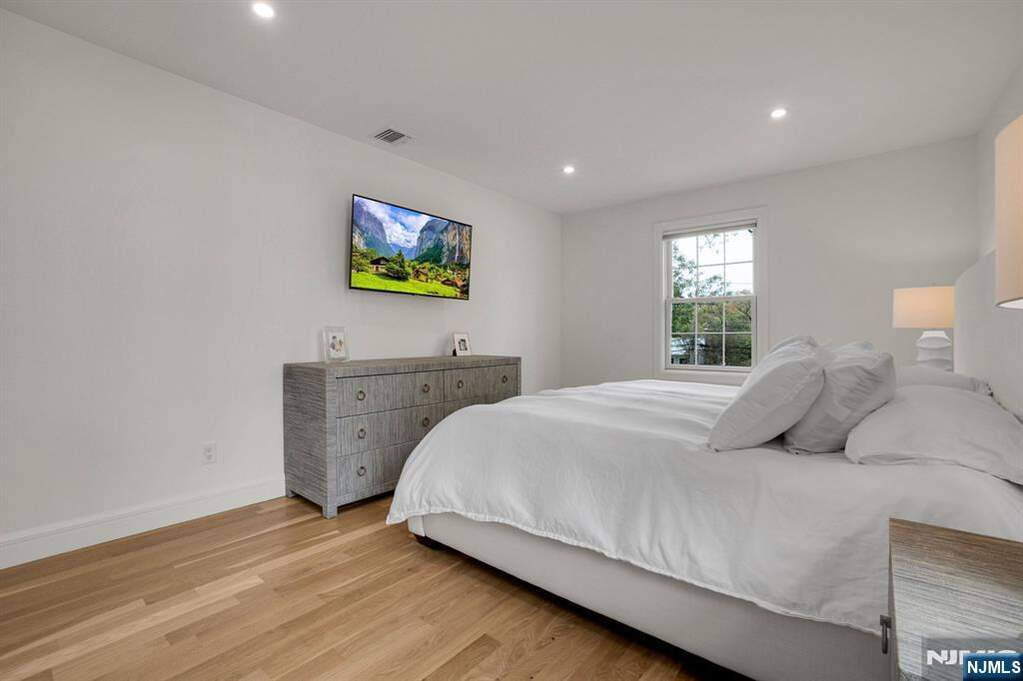 5 Bedroom Single Family Home/House's Image 22