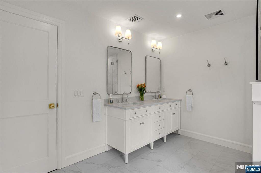 5 Bedroom Single Family Home/House's Image 26