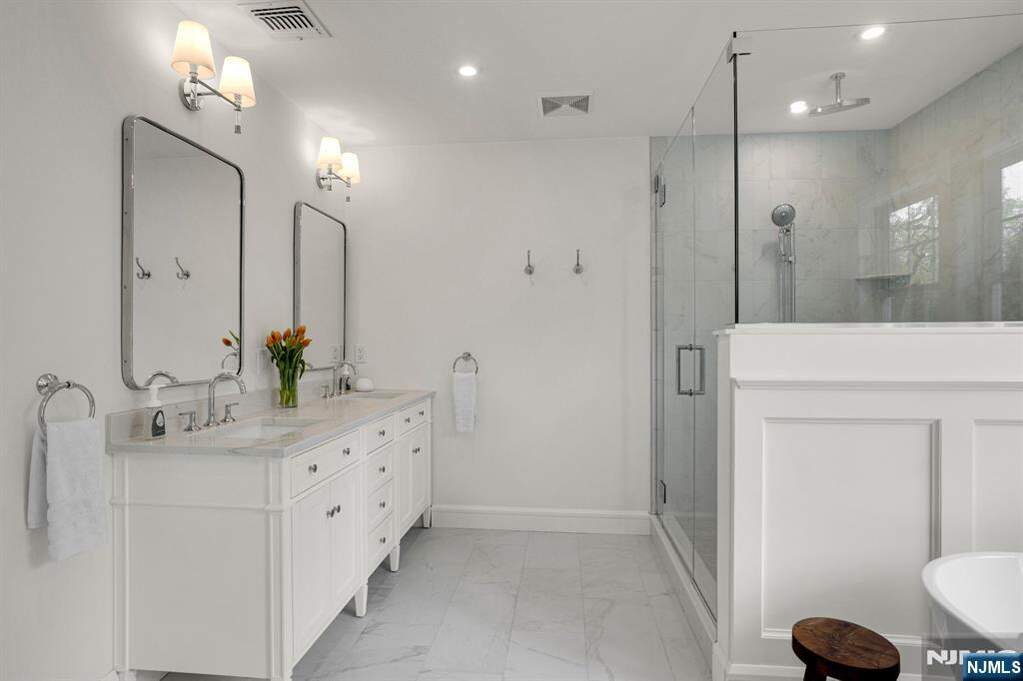 5 Bedroom Single Family Home/House's Image 28