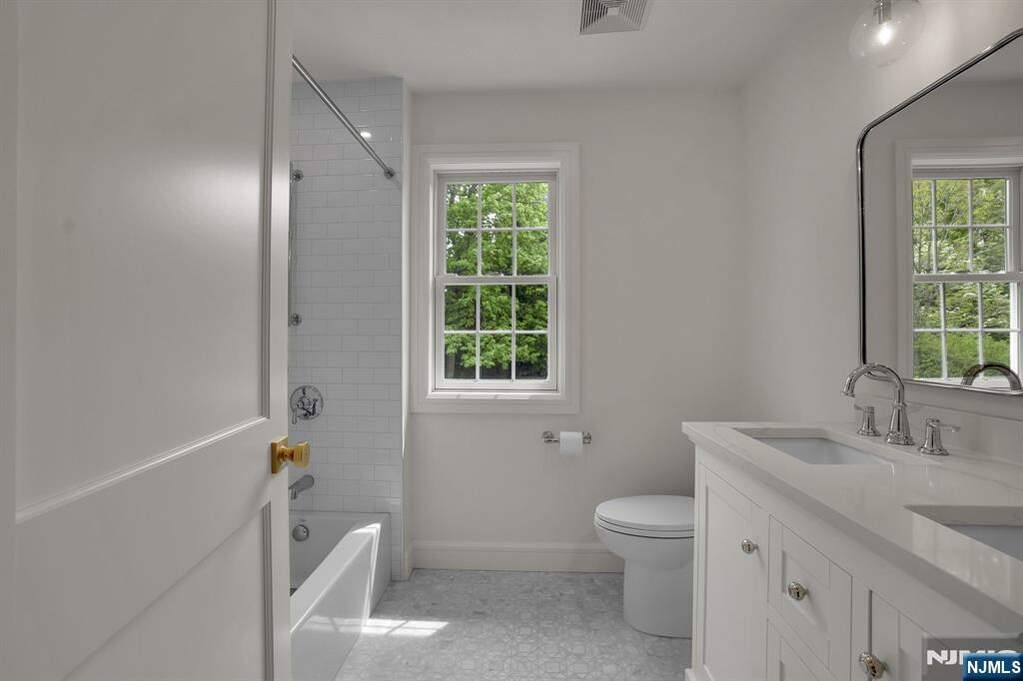 5 Bedroom Single Family Home/House's Image 32