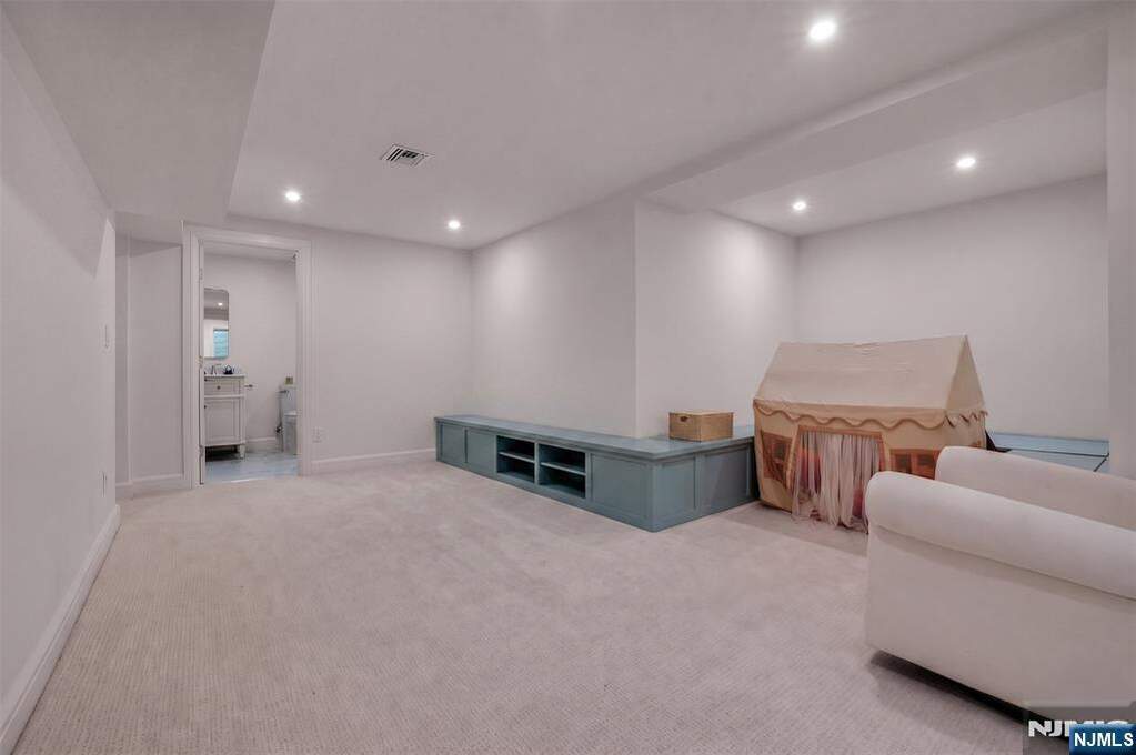 5 Bedroom Single Family Home/House's Image 37