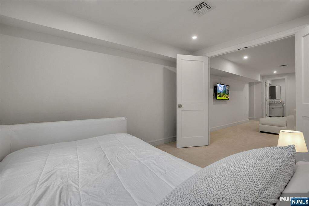 5 Bedroom Single Family Home/House's Image 38