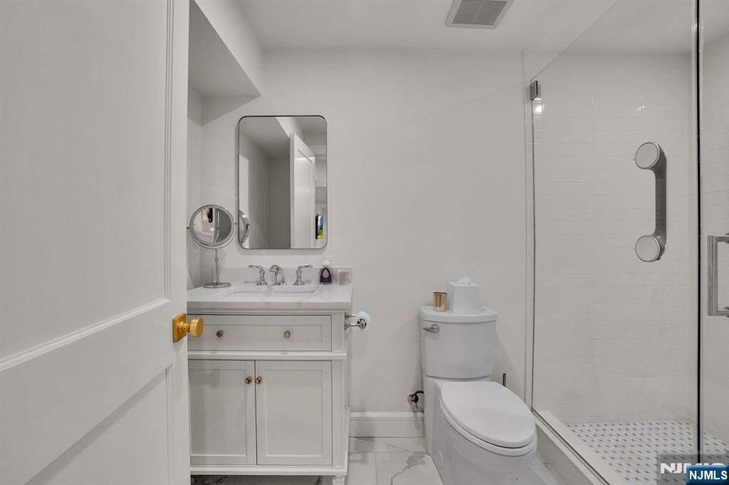 5 Bedroom Single Family Home/House's Image 39