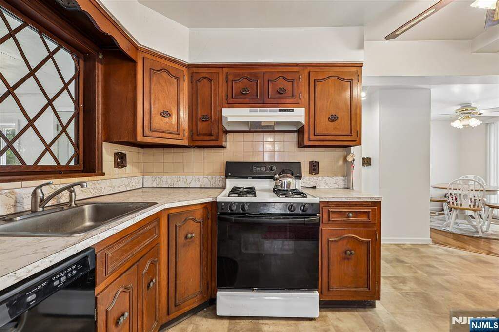 4 Bedroom Single Family Home/House's Image 7
