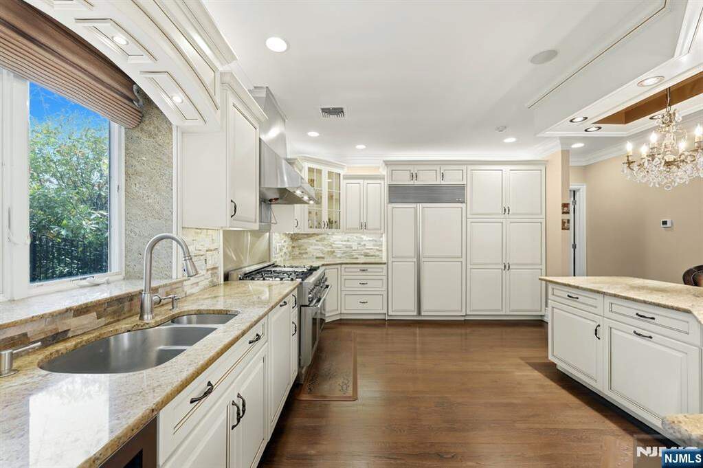 5 Bedroom Single Family Home/House's Image 12
