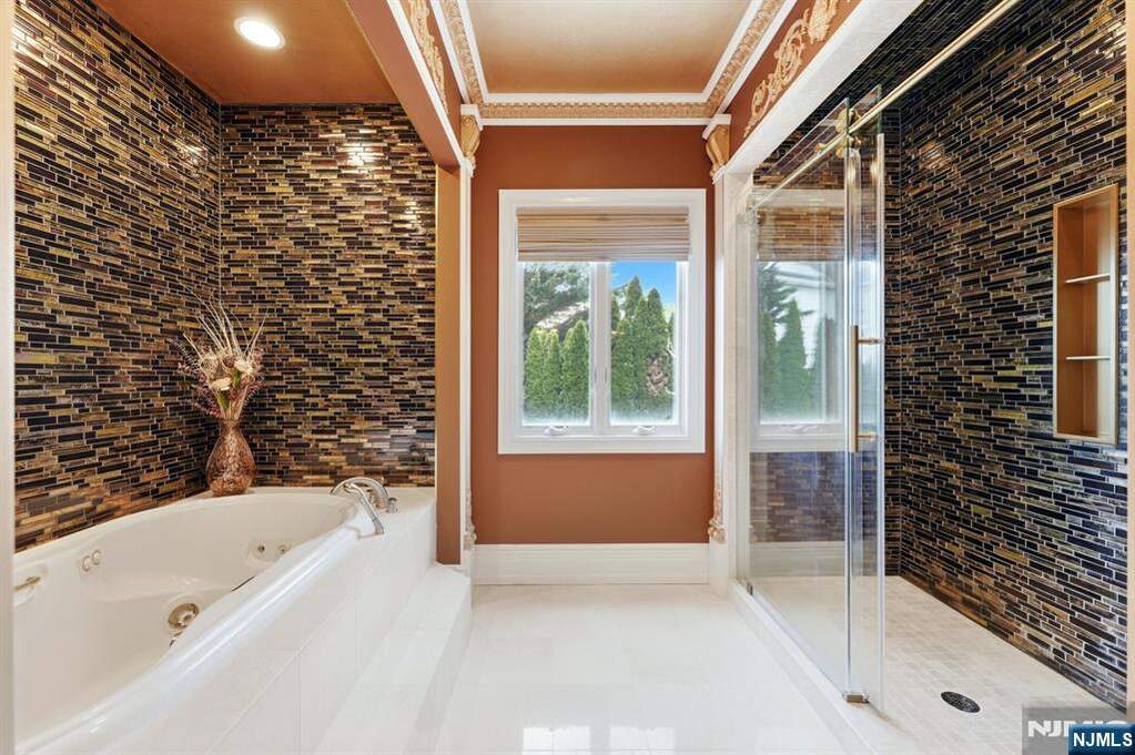 5 Bedroom Single Family Home/House's Image 21