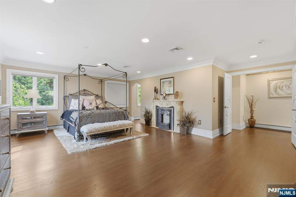 5 Bedroom Single Family Home/House's Image 34