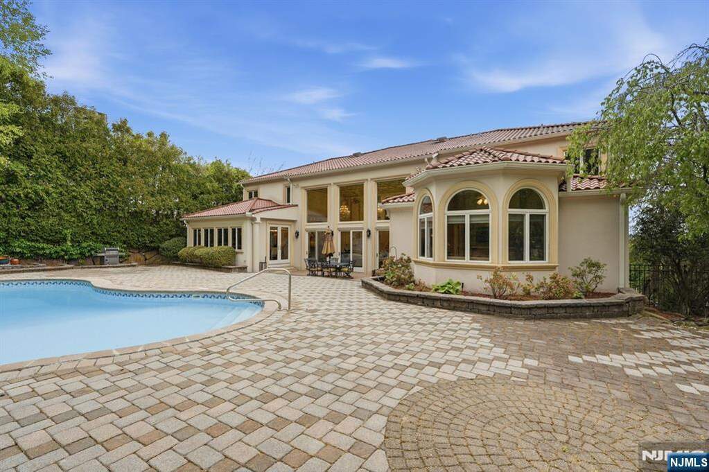 5 Bedroom Single Family Home/House's Image 41