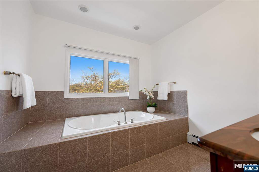 5 Bedroom Single Family Home/House's Image 28