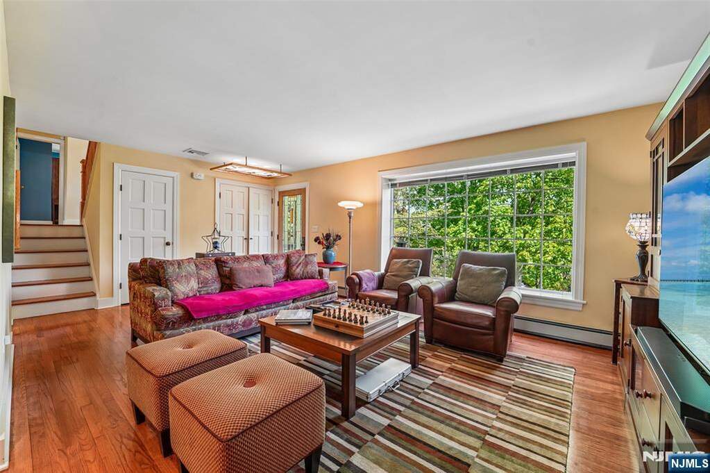 4 Bedroom Single Family Home/House's Image 3