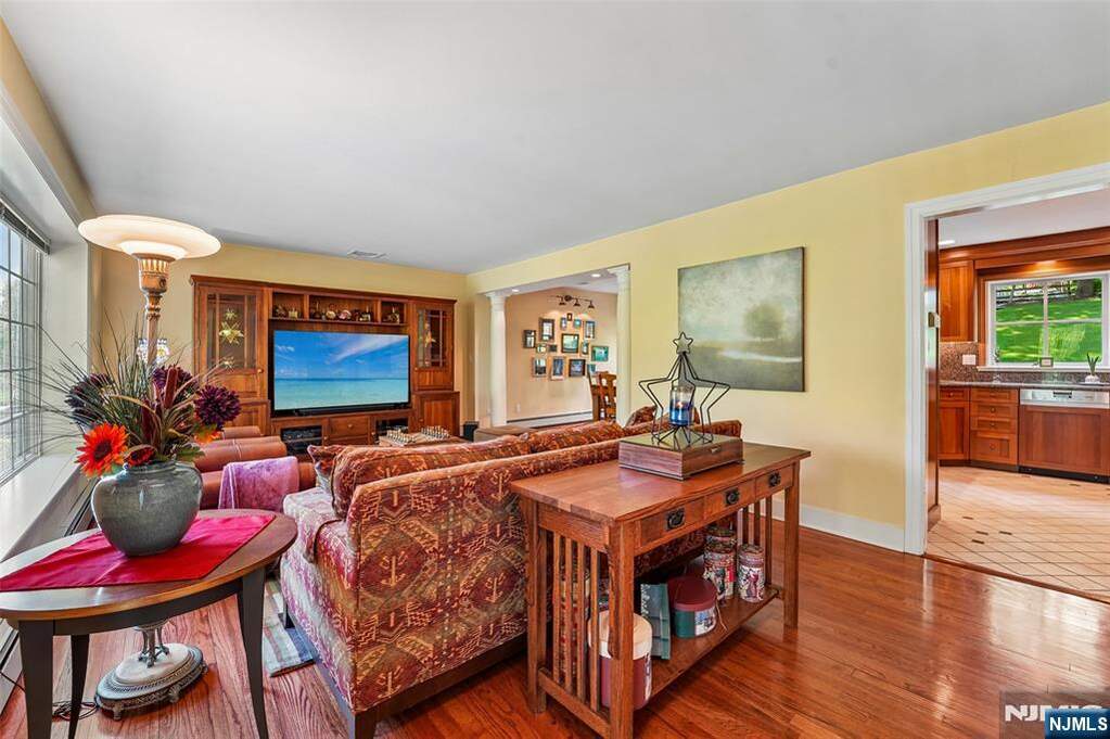 4 Bedroom Single Family Home/House's Image 4
