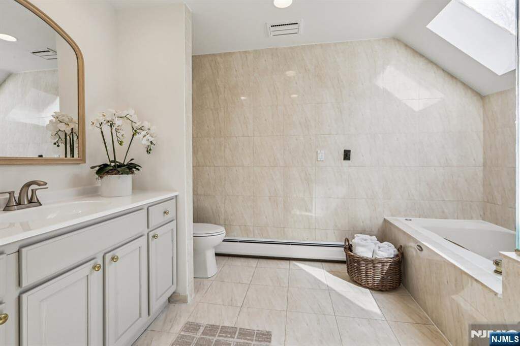 4 Bedroom Single Family Home/House's Image 27