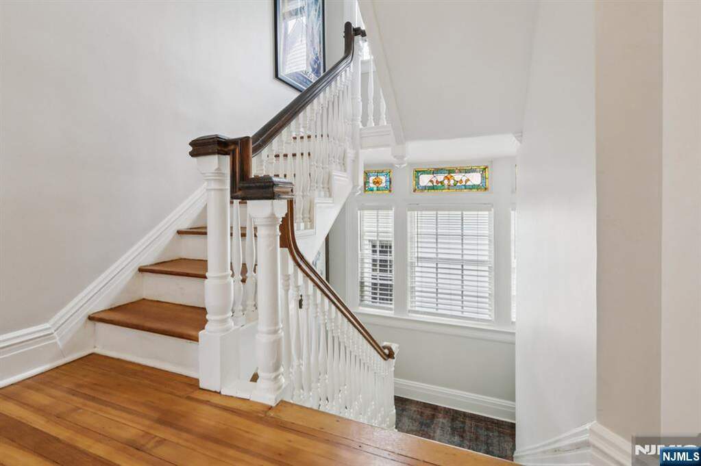 6 Bedroom Single Family Home/House's Image 14