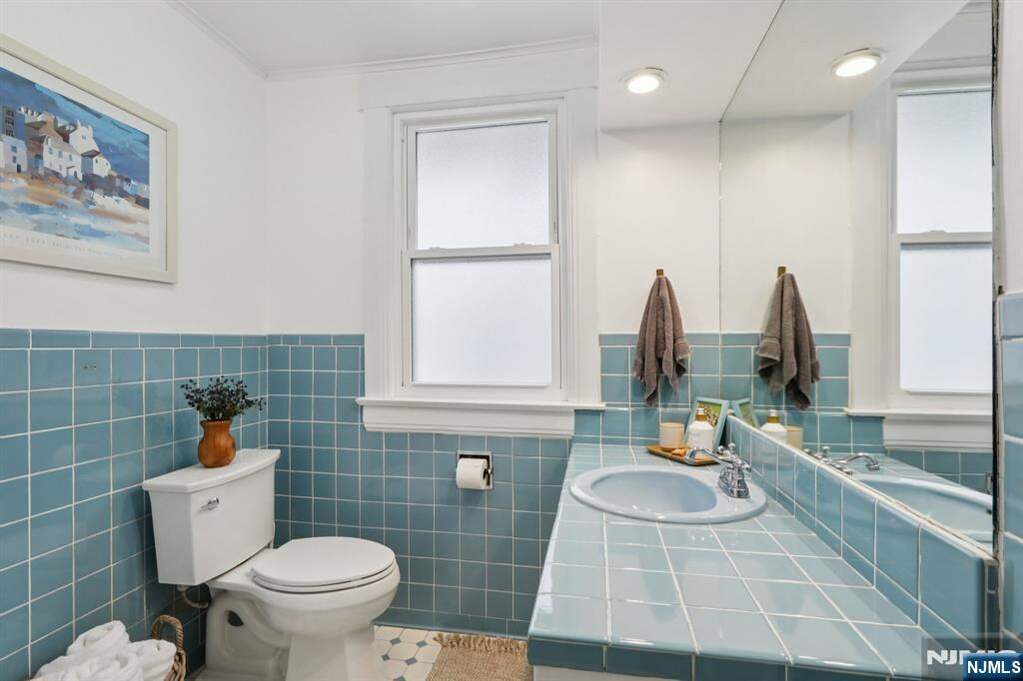 6 Bedroom Single Family Home/House's Image 22