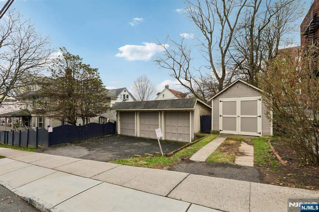 6 Bedroom Single Family Home/House's Image 32