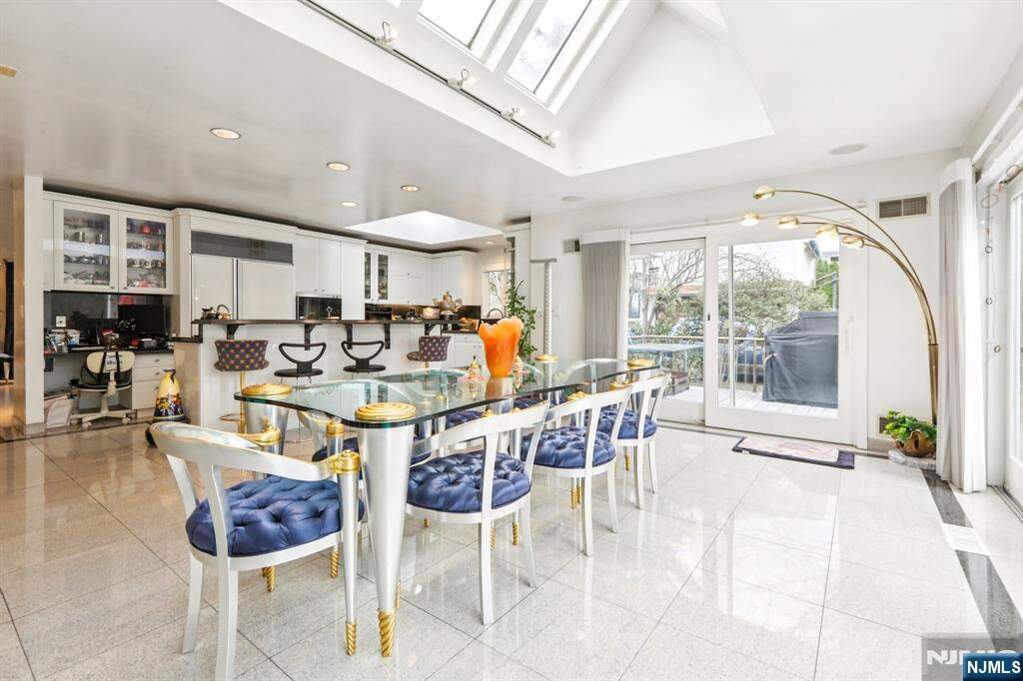 5 Bedroom Single Family Home/House's Image 12