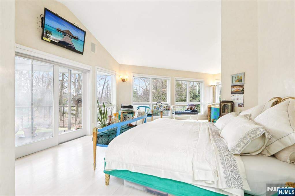 5 Bedroom Single Family Home/House's Image 21