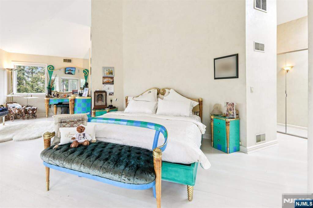 5 Bedroom Single Family Home/House's Image 22