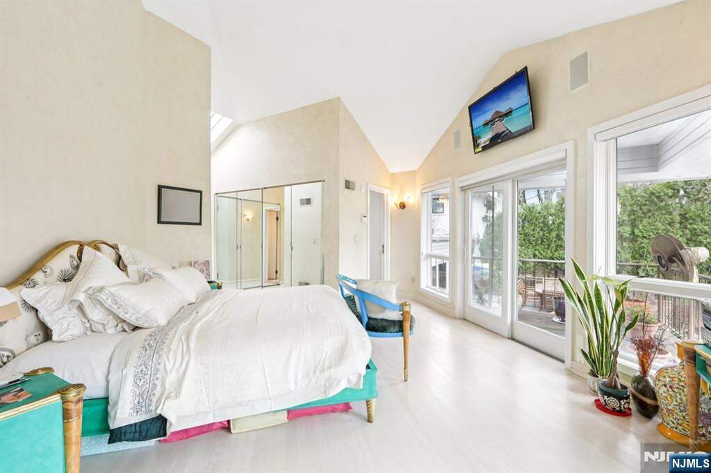 5 Bedroom Single Family Home/House's Image 23