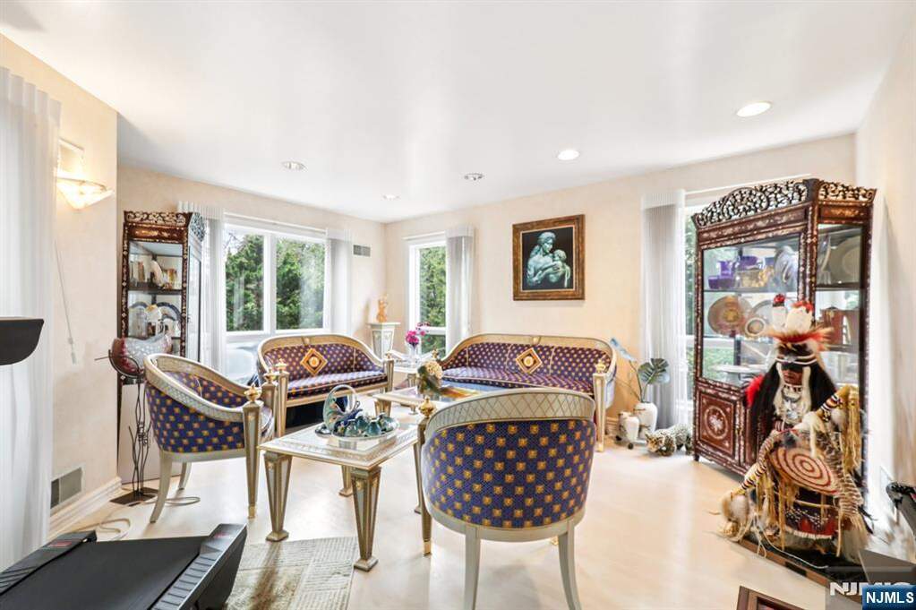 5 Bedroom Single Family Home/House's Image 29