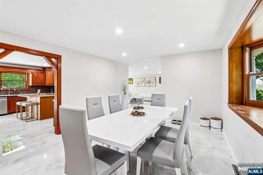 4 Bedroom Single Family Home/House's Image 7