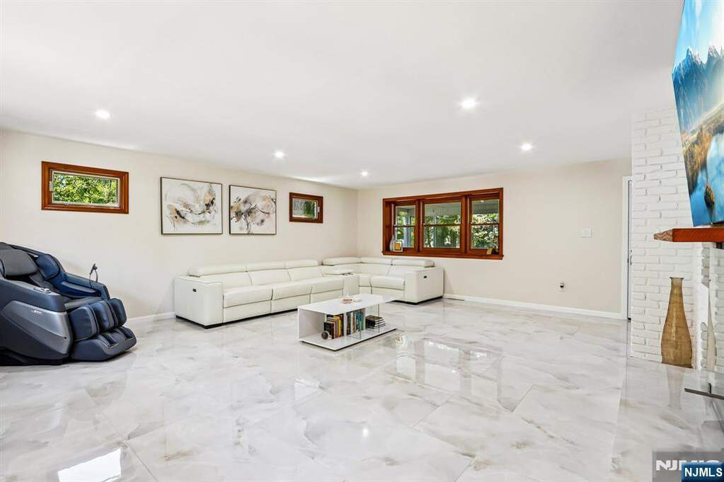 4 Bedroom Single Family Home/House's Image 3