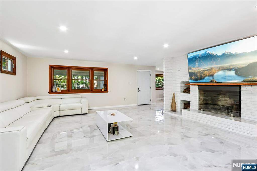 4 Bedroom Single Family Home/House's Image 4