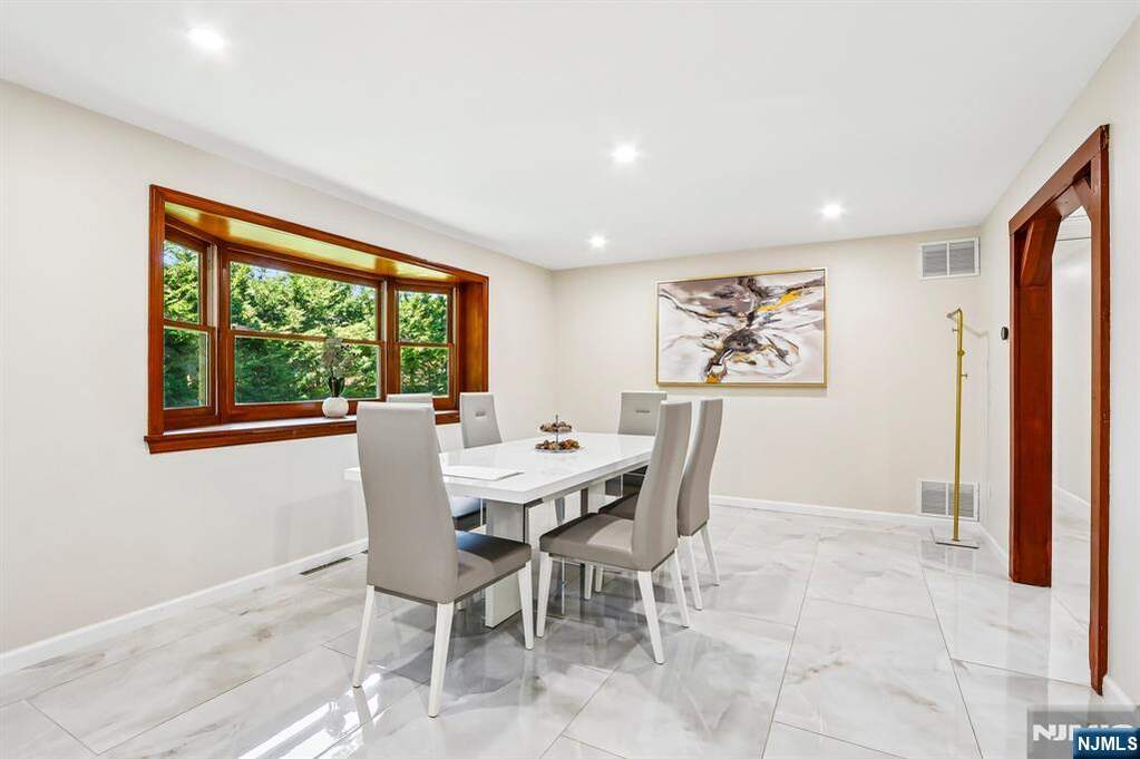 4 Bedroom Single Family Home/House's Image 6