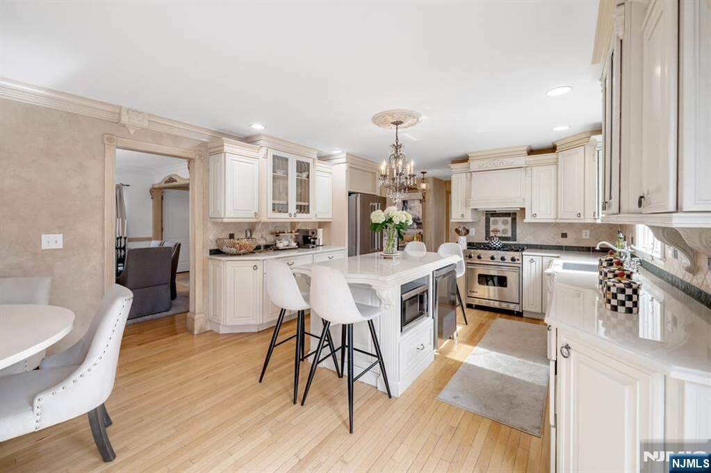 5 Bedroom Single Family Home/House's Image 11