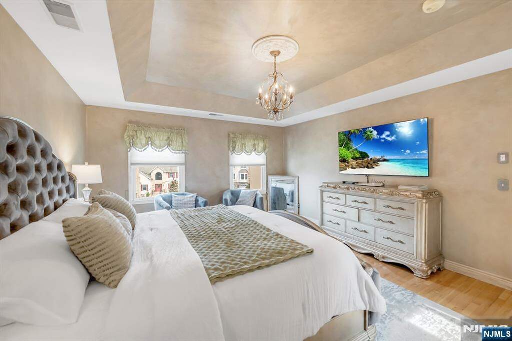 5 Bedroom Single Family Home/House's Image 19