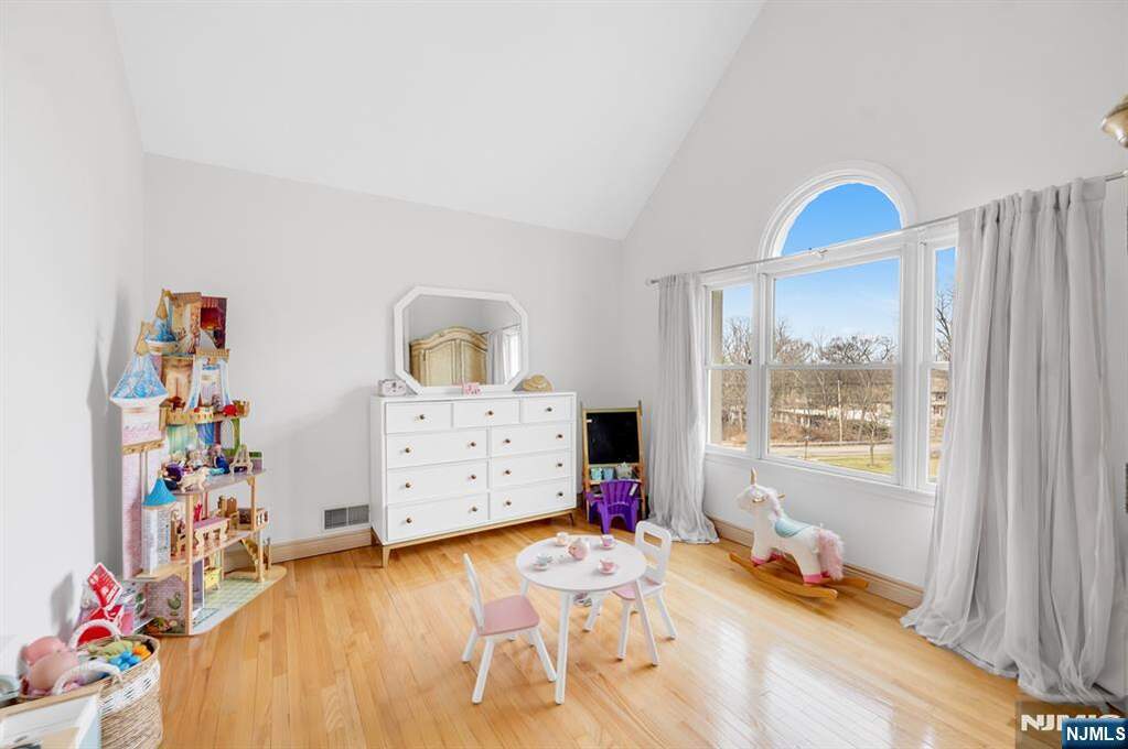 5 Bedroom Single Family Home/House's Image 24