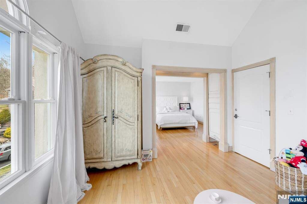 5 Bedroom Single Family Home/House's Image 26