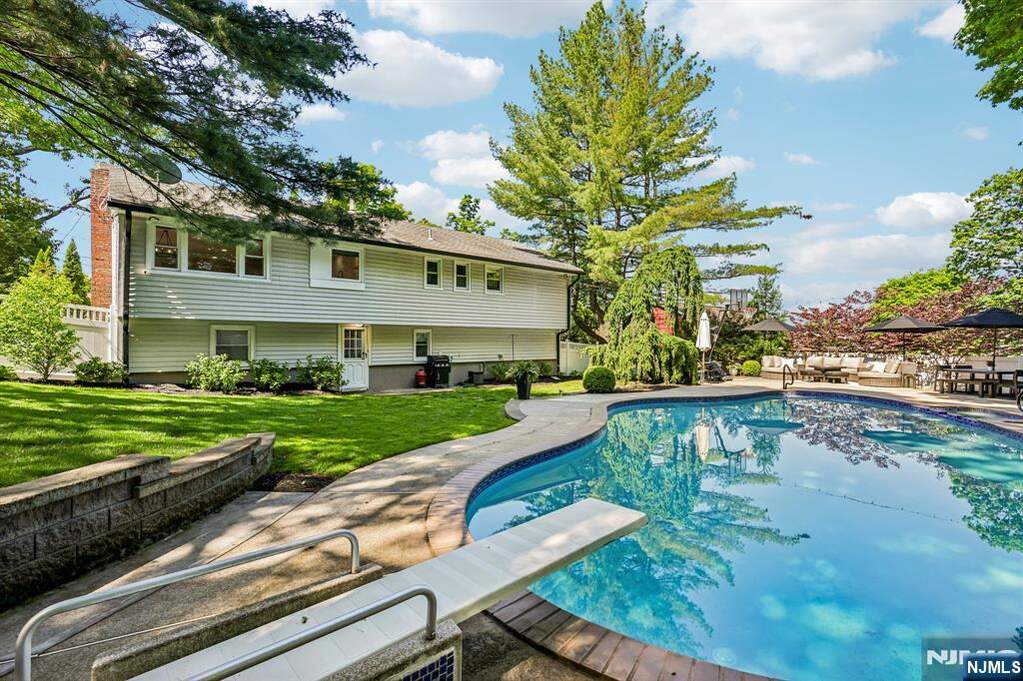 4 Bedroom Single Family Home/House's Image 23
