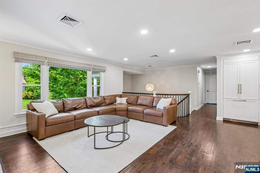4 Bedroom Single Family Home/House's Image 5