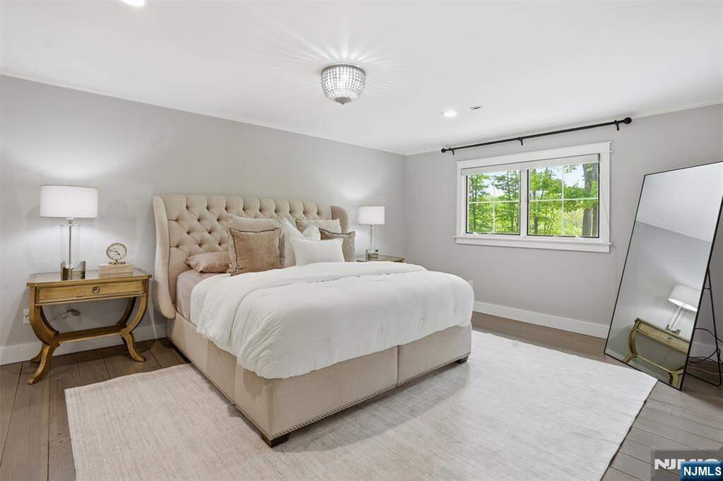 5 Bedroom Single Family Home/House's Image 14